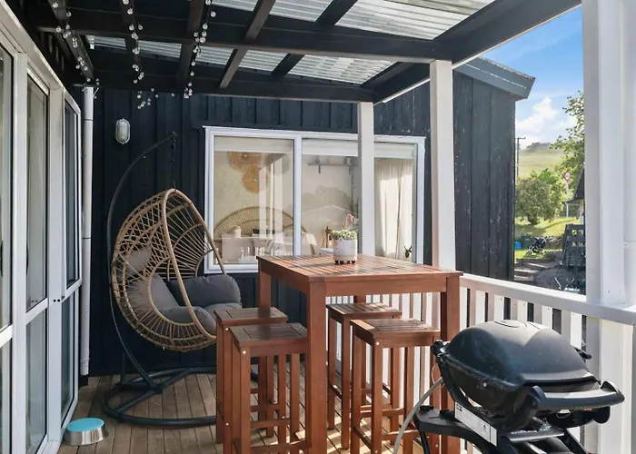 Urban Nook - Stylish Two Bedroom Hideaway